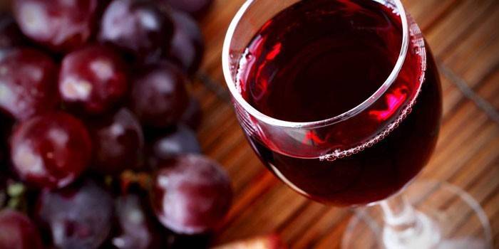 Czerwone wino w szklance