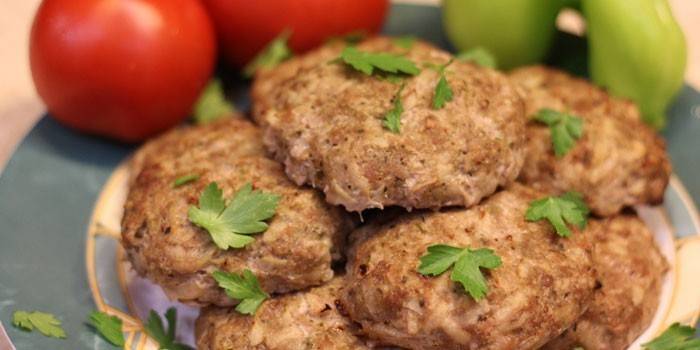 Carne picada e costeletas de batata