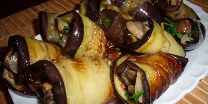Rollos de berenjenas con relleno de champiñones