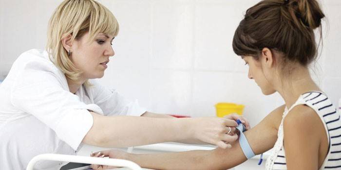 Medic odoberie krv dievčaťu na analýzu