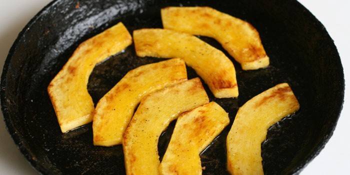 Trozos de calabaza en una sartén