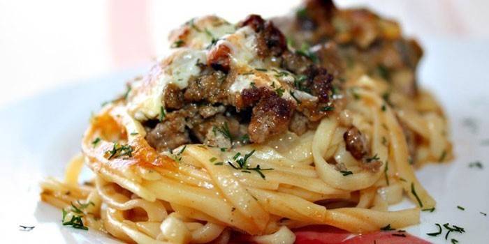Macarrones con trozos de carne frita