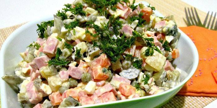 Variação de Capital Salada com salsicha e ervas
