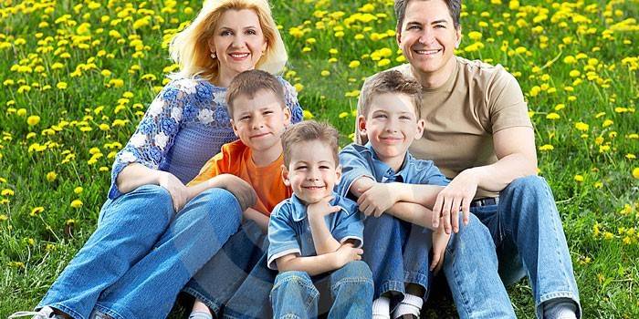 Mãe, pai e três filhos