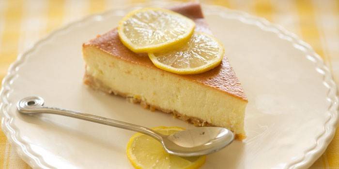 Fatia de Cheesecake de Limão em uma Placa