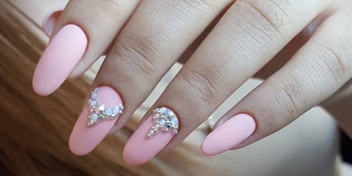 Manicure em unhas compridas com strass