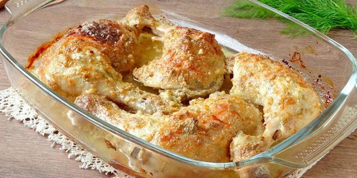 Pronto-feito pernas de frango assado com molho de creme azedo