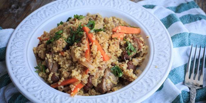 Pilaw Bulgur z mięsem wieprzowym i marchewką