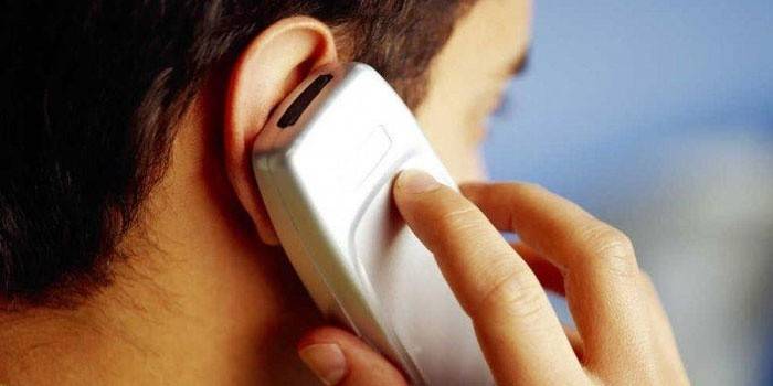 Mężczyzna rozmawia przez telefon