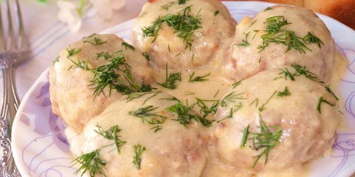 Albóndigas de pollo en salsa cremosa