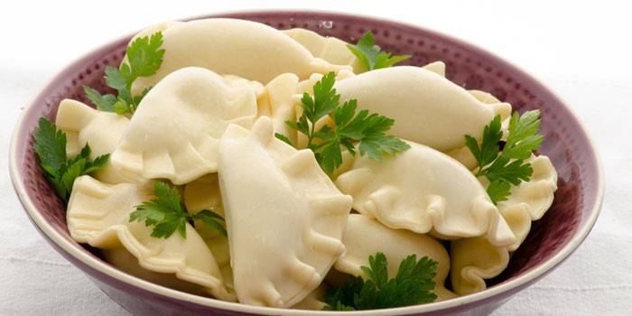 Bolinhos prontos em um prato com ervas