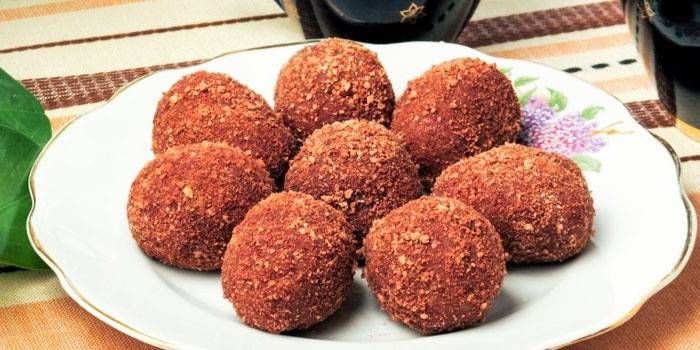 Bolos em forma de bola em um prato