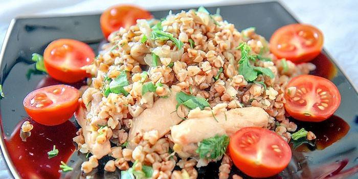 Mingau de trigo sarraceno com frango