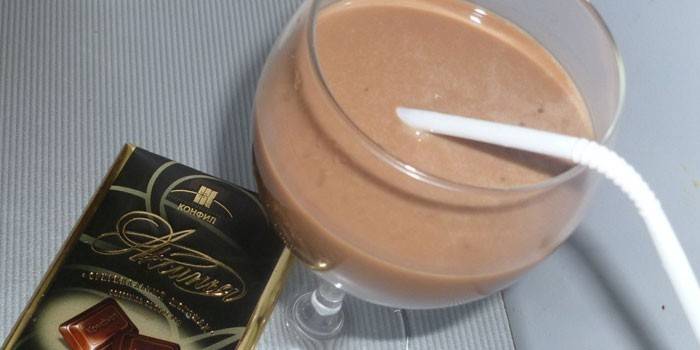 Likér Baileys v pohári a čokoládovej tyčinke