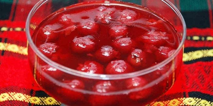 Creme com gelatina com cerejas