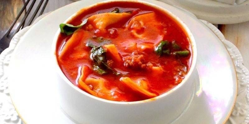 Sopa de tomate italiano com tortellini