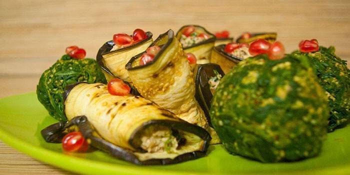 Rollos de berenjenas rellenas de phali