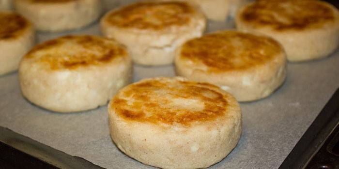 Cheesecakes prontos em uma assadeira