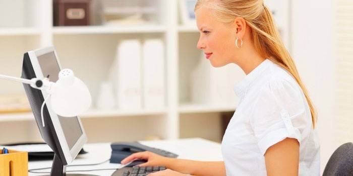 Chica en la computadora