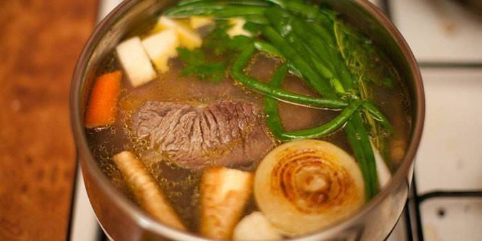 Caldo de carne com legumes