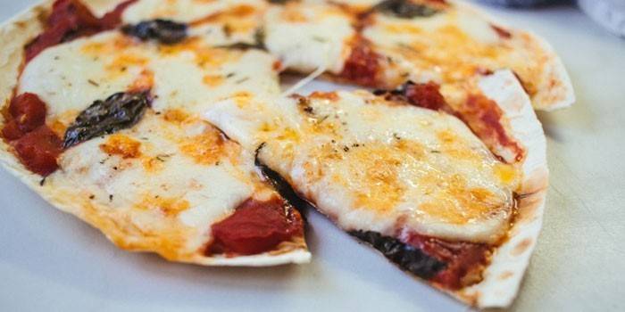 Domowa pizza na chlebie pita