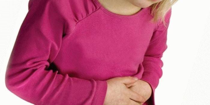La niña tiene dolor de estómago.