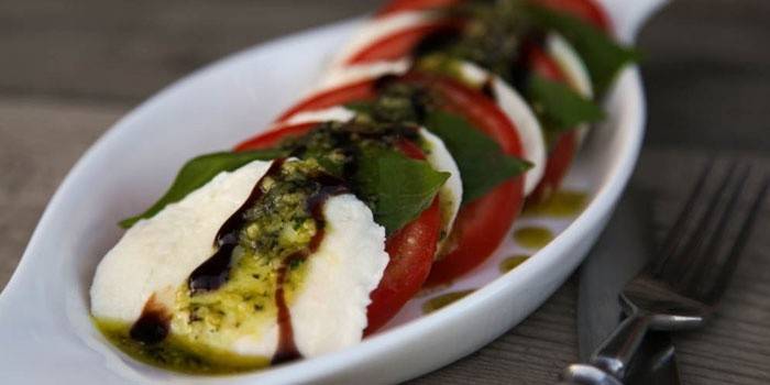 Caprese šalátová miska s pestom na tanieri