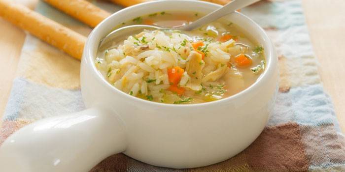 Sopa de arroz con caldo de pollo