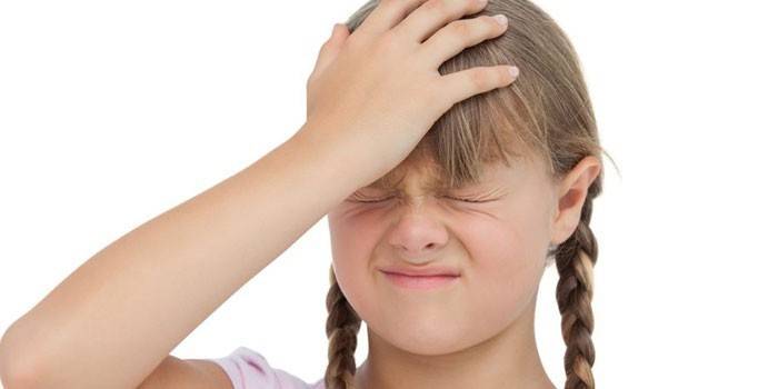 La niña tiene dolor de cabeza.