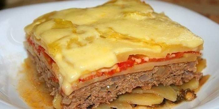 Kawałek zapiekanki na talerzu