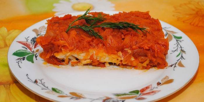 Um pedaço de peixe frito sob uma marinada de cenoura
