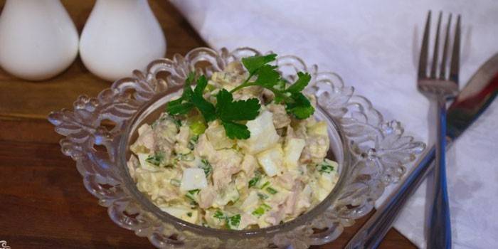 Ensalada de piña, pollo y champiñones.