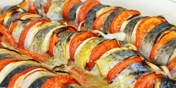 Caballa con tomate