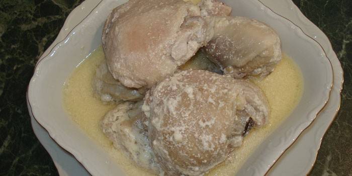 Kurczak w plasterkach w czosnkowym sosie śmietanowym