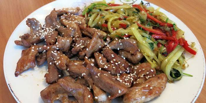 Ternera frita en salsa teriyaki con verduras