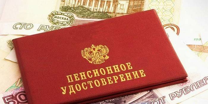 Certificado de pensão e dinheiro