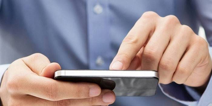 Homem com smartphone