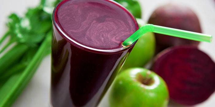 Suco de beterraba em um copo