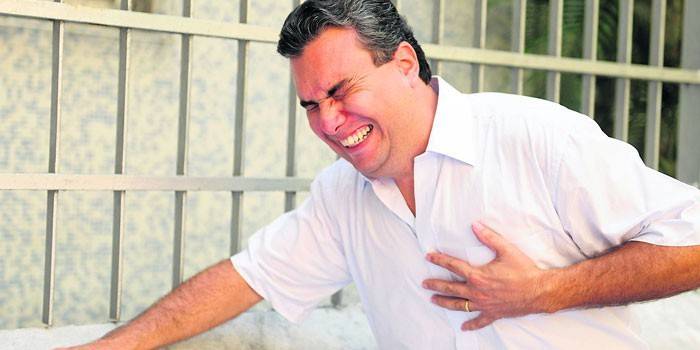Um homem tem um ataque de angina