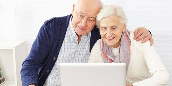 Par ancião, em, um, laptop