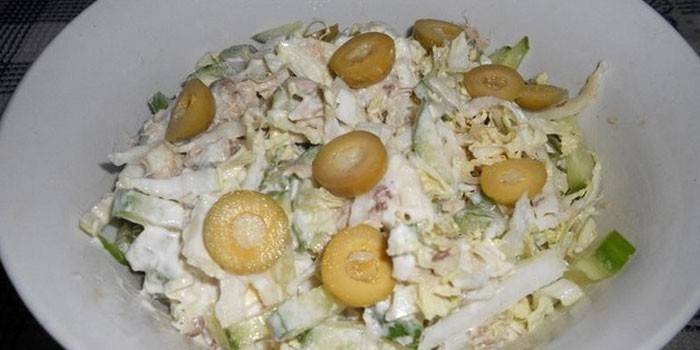 Repolho chinês e salada de atum