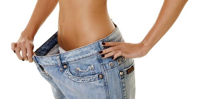 Chica en jeans de gran tamaño.
