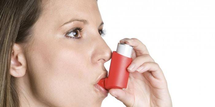Dziewczyna z inhalatorem w ustach