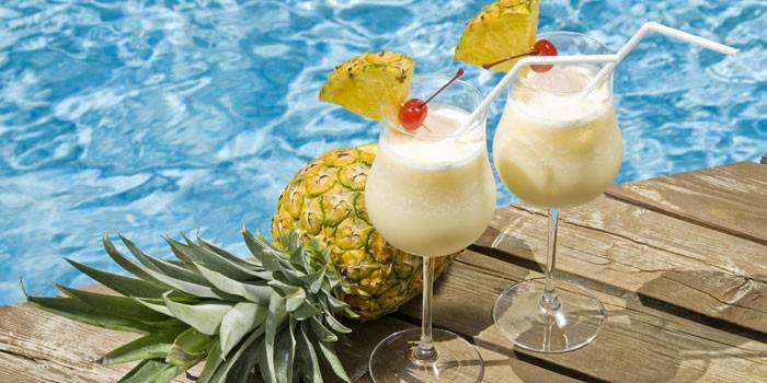 Dois copos com um coquetel Pina Colada
