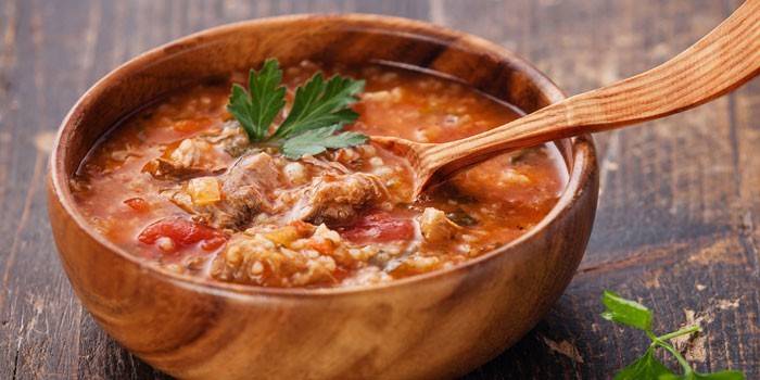 Kharcho no caldo de carne