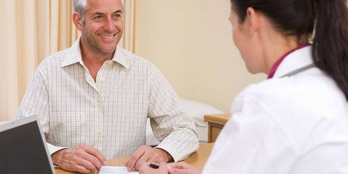 Hombre en la cita del doctor