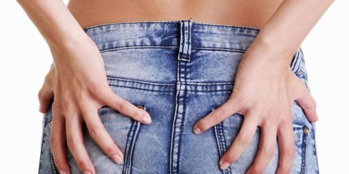 Niña tiene las manos en las nalgas