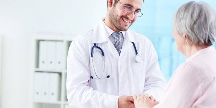 Mulher idosa conversando com um médico