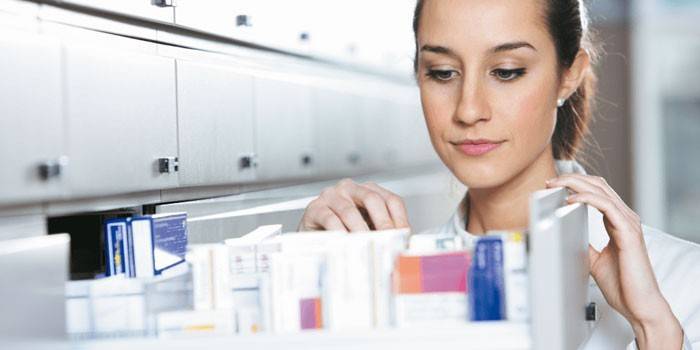 Farmacéutico en farmacia
