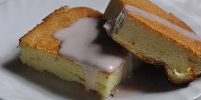 Dos trozos de cazuela de requesón con leche condensada